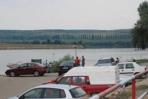 Бесплатная парковка возле парома...тусуются только местные. Ждут чего то.....jpg