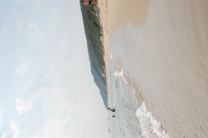 Море , солнце , воздух, песок и зеленые холмы пляжа Иракли-Вая.jpg
